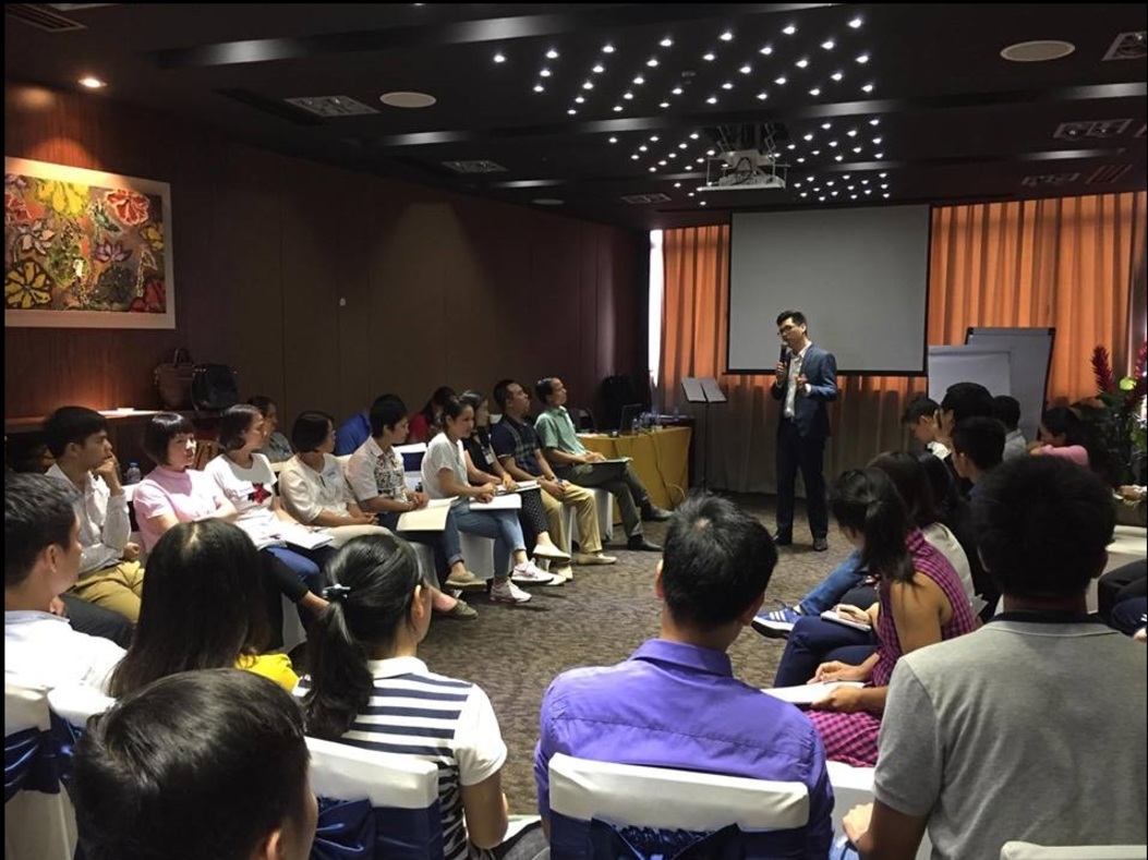 Lê Quốc Long chia sẻ với học viên